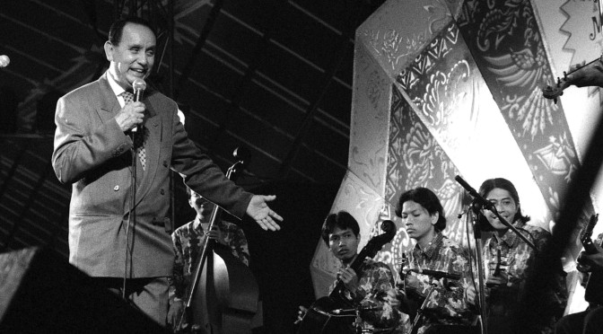 Krontjongzanger Guus Becker op de Pasar Malam Besar in 1994 (foto Siem Boon)