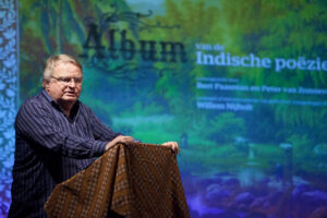 Peter van Zonneveld voor een projectie van de omslag van 'Album van de Indische poëzie' op de Tong Tong Fair, foto uit 2014 door Henriette Guest