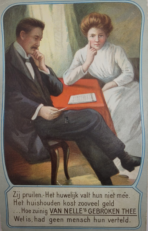Ansichtkaart met huiselijke theescène ca. 1920–1930