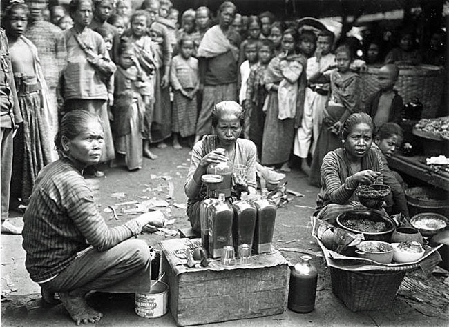 Djamoeverkoopsters te Jogjakarta omstreeks 1910
