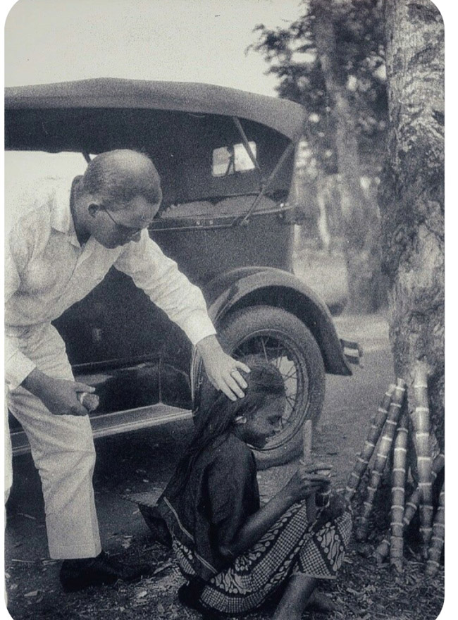 Kiekje van een Europeaan die een inheemse suikerverkoopster betast. Aanraking van het hoofd van een ander is op Java een cultureel taboe. Omstreeks 1928, vermoedelijk in Oost-Java