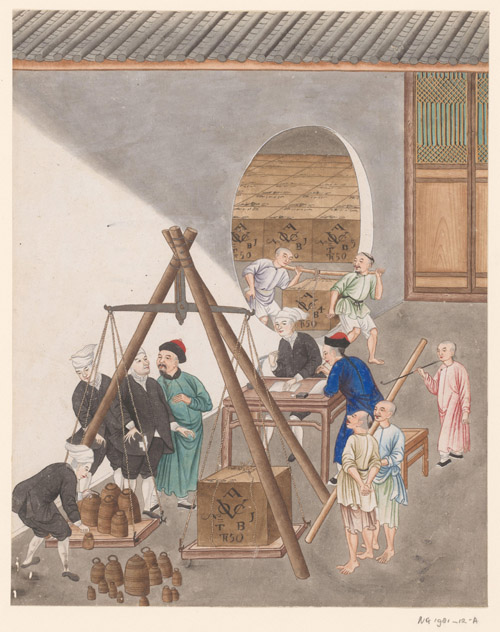 Prent van het wegen van een kist thee met het VOC-insigne (coll. Rijksmuseum, Amsterdam)