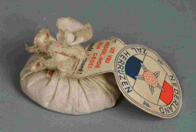 Theezakje met label uit WO2, collectie Stedelijk Museum Zutphen