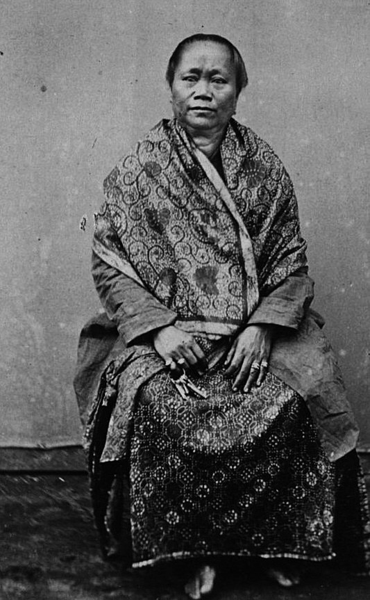 Studioportret van een njai genaamd Paul, omstreeks 1860, te Jogja